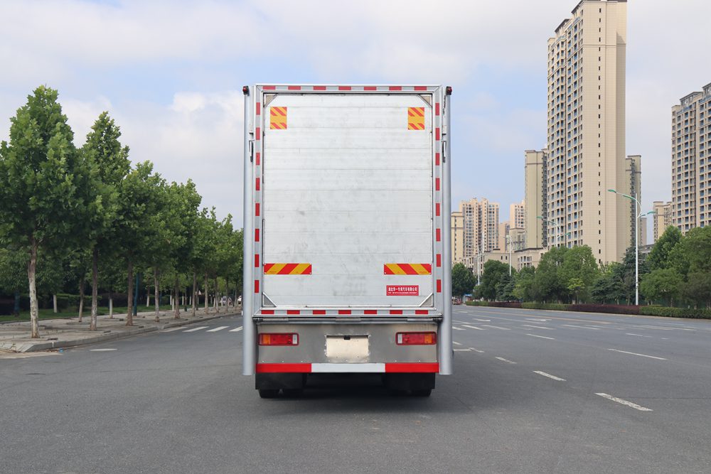 Dongfeng Tianlong VL Fifth-Generation Domestic Standard Aluminum Alloy Livestock Transport Vehicle