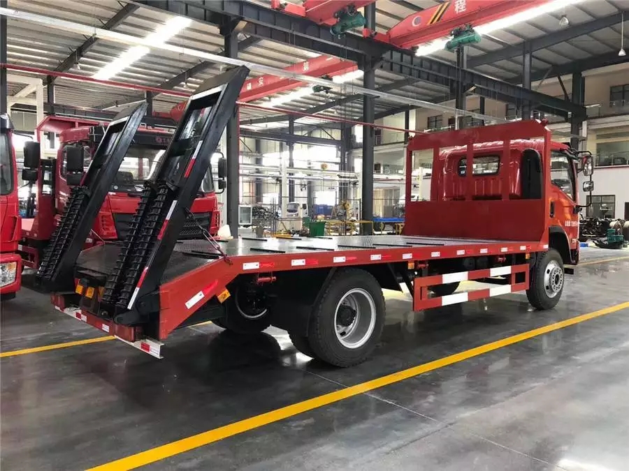 Big Yun yellow flag trailer truck