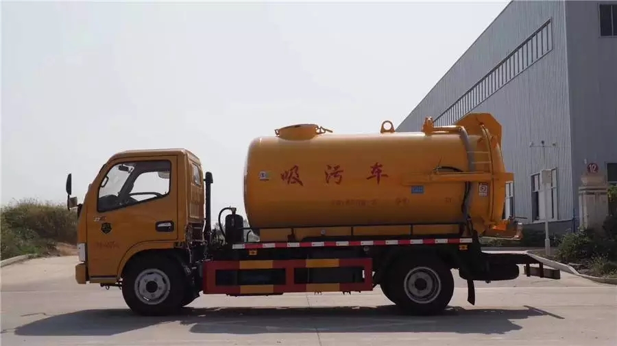 Dongfeng Dolica 3-wheel suction truck with blue body
