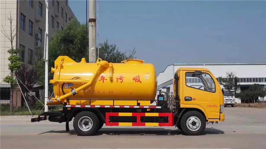Dongfeng Dolica 3-wheel suction truck with blue body