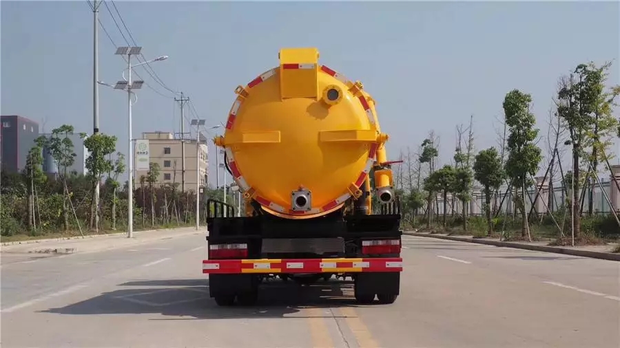 Dongfeng Dolica 3-wheel suction truck with blue body