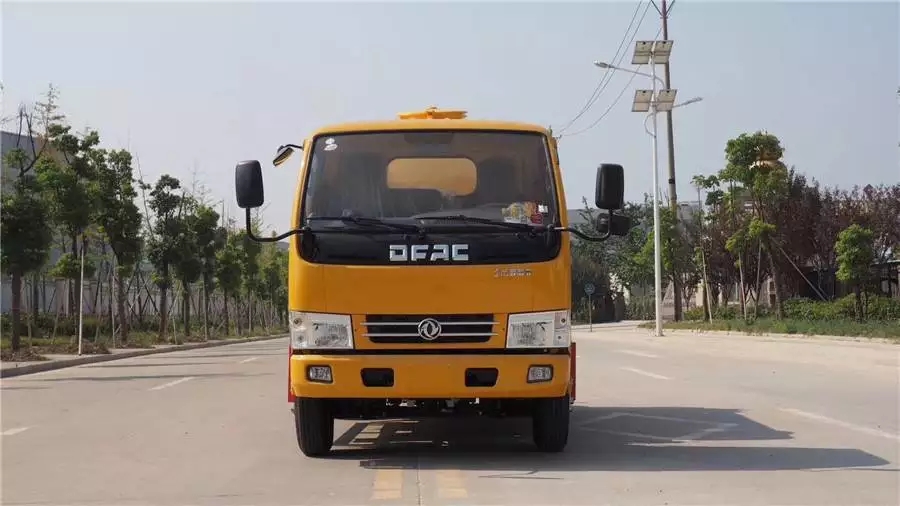 Dongfeng Dolica 3-wheel suction truck with blue body