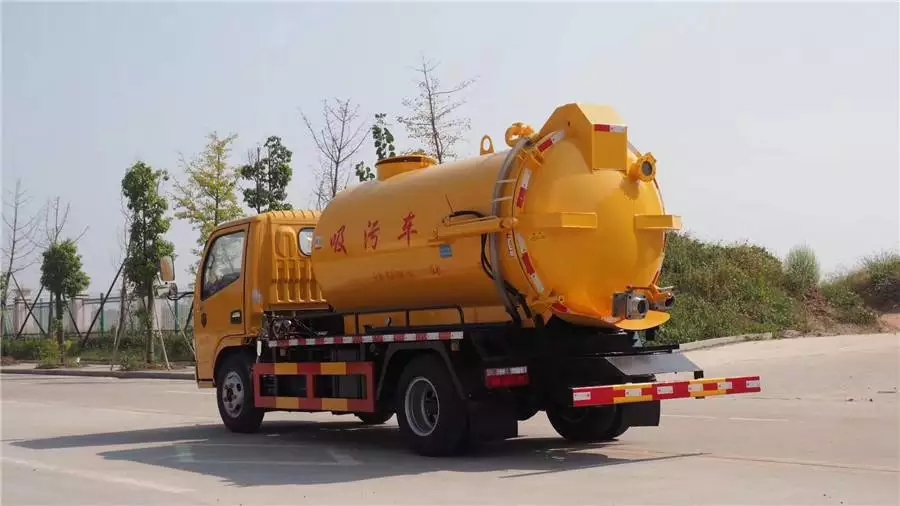 Dongfeng Dolica 3-wheel suction truck with blue body