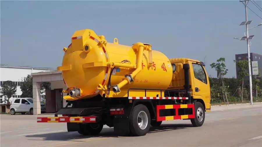Dongfeng Dolica 3-wheel suction truck with blue body
