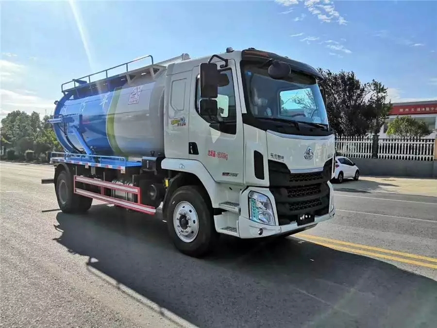 Dongfeng Li Auto 12-ton sewage suction truck