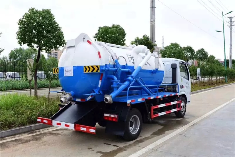 Dongfeng Dolica 5-ton sewage suction truck