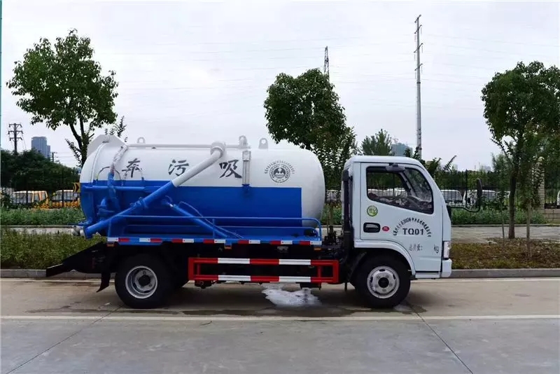 Dongfeng Dolica 5-ton sewage suction truck