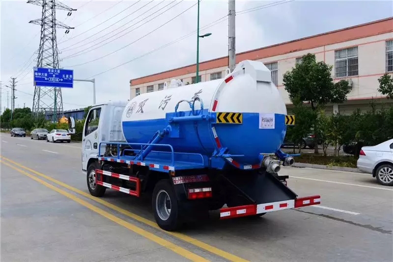 Dongfeng Dolica 5-ton sewage suction truck