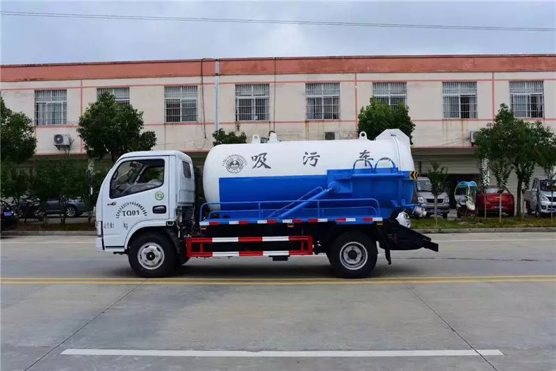 Dongfeng Dolica 5-ton sewage suction truck
