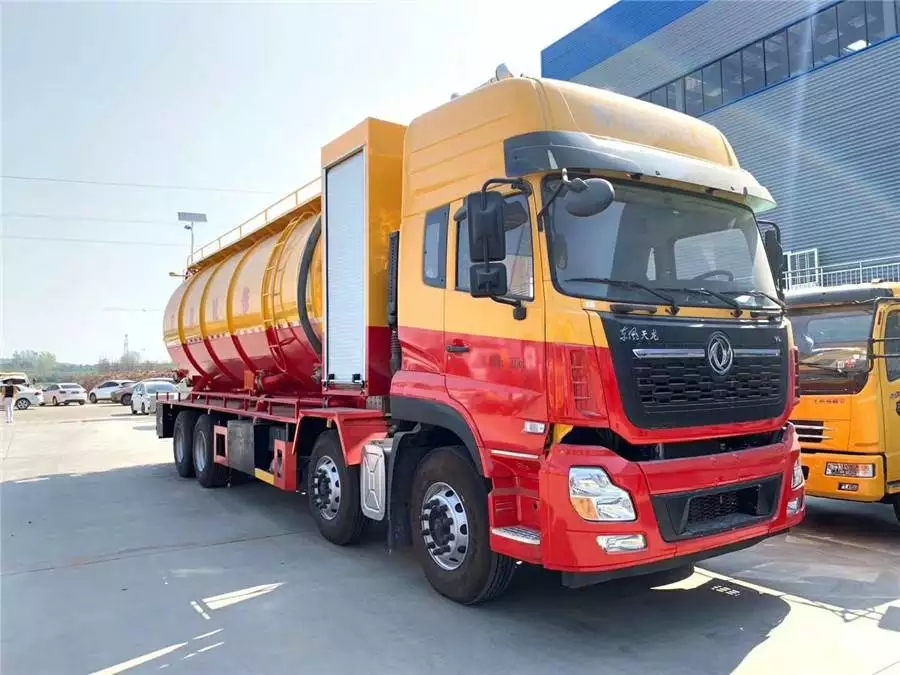 Dongfeng Tianlong Vehicle with Auxiliary Engine for Cleaning and Dust Removal