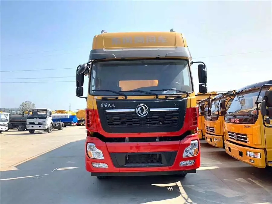 Dongfeng Tianlong Vehicle with Auxiliary Engine for Cleaning and Dust Removal