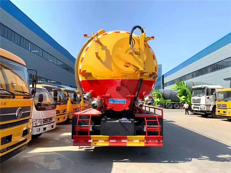 Dongfeng Tianlong Vehicle with Auxiliary Engine for Cleaning and Dust Removal