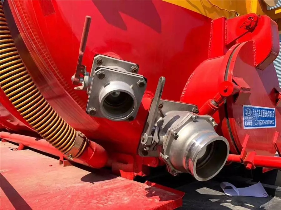 Dongfeng Tianlong Vehicle with Auxiliary Engine for Cleaning and Dust Removal