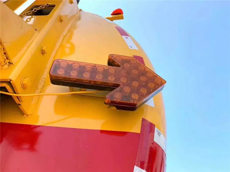 Dongfeng Tianlong Vehicle with Auxiliary Engine for Cleaning and Dust Removal