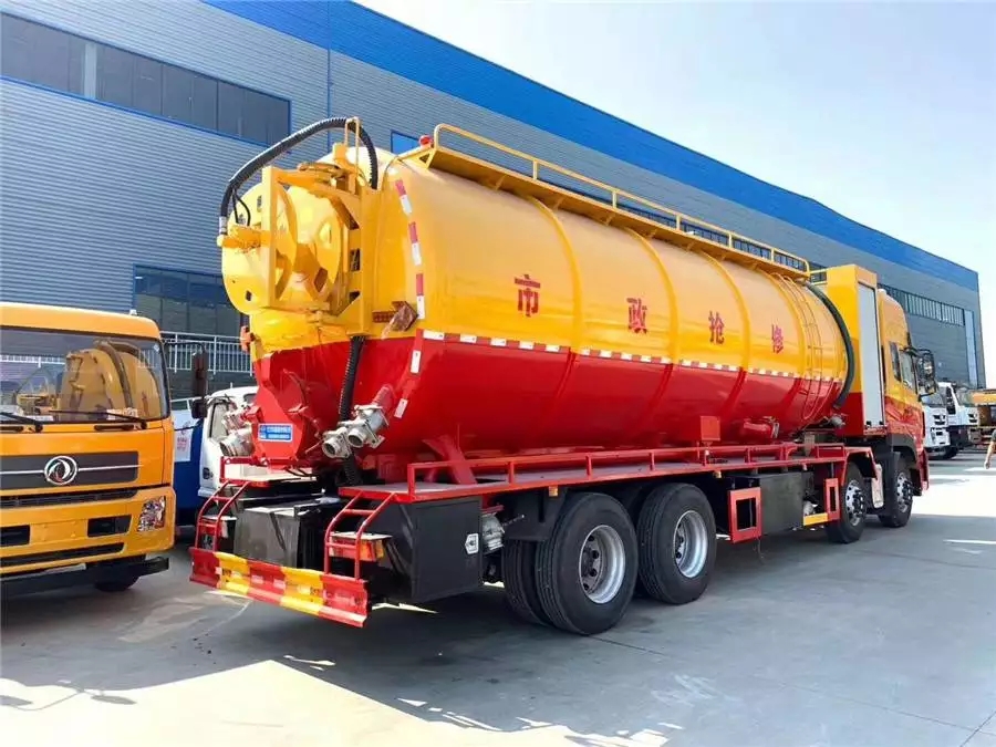 Dongfeng Tianlong Vehicle with Auxiliary Engine for Cleaning and Dust Removal
