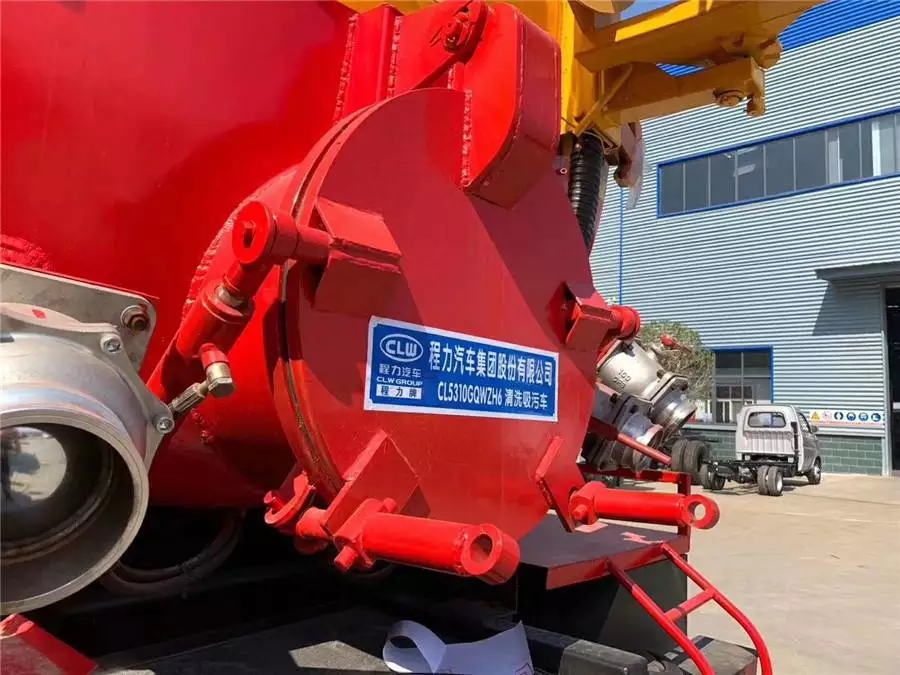 Dongfeng Tianlong Vehicle with Auxiliary Engine for Cleaning and Dust Removal