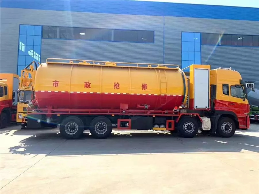 Dongfeng Tianlong Vehicle with Auxiliary Engine for Cleaning and Dust Removal