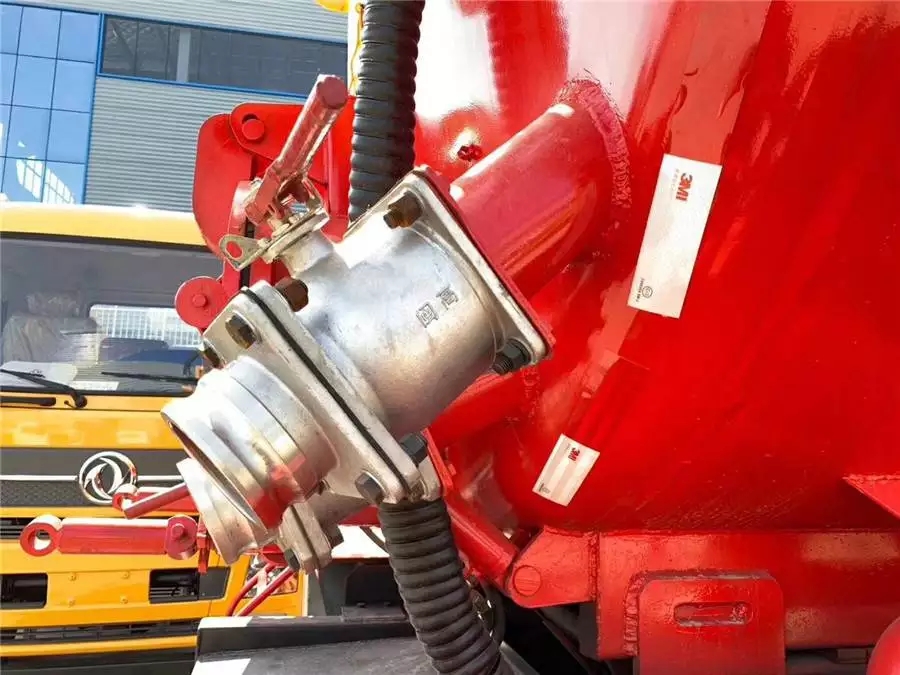 Dongfeng Tianlong Vehicle with Auxiliary Engine for Cleaning and Dust Removal