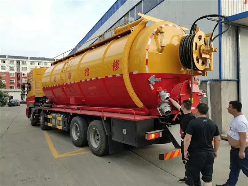 Dongfeng Tianlong front-four rear-eight 28-ton cleaning and sewage suction vehicle two-vehicle set