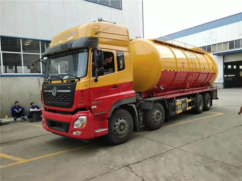Dongfeng Tianlong front-four rear-eight 28-ton cleaning and sewage suction vehicle two-vehicle set