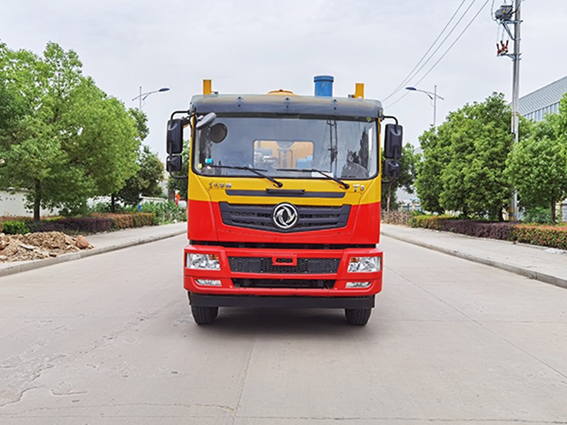 Dongfeng T5 Rear Eight-Wheeled Cleaning and Dust-Collecting Vehicle