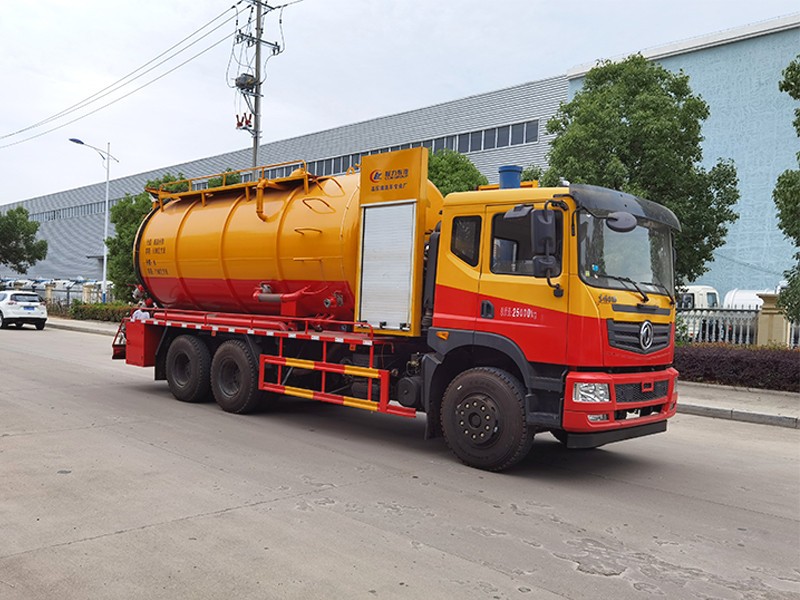 Dongfeng T5 Rear Eight-Wheeled Cleaning and Dust-Collecting Vehicle