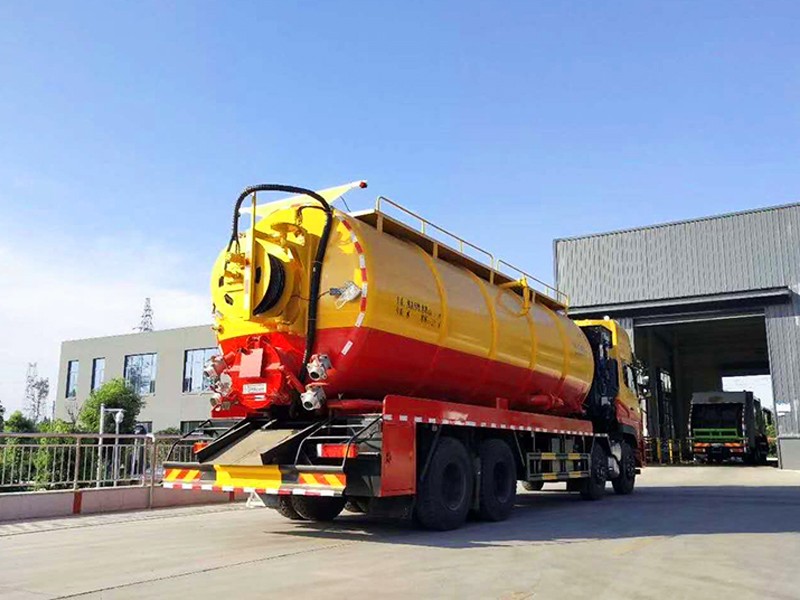 Dongfeng front four rear eight cleaning and sewage suction vehicle