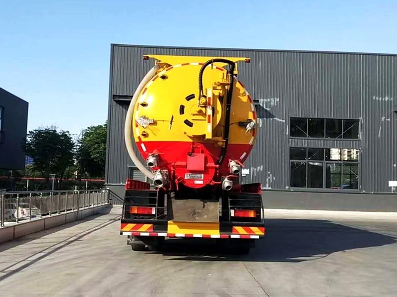 Dongfeng front four rear eight cleaning and sewage suction vehicle