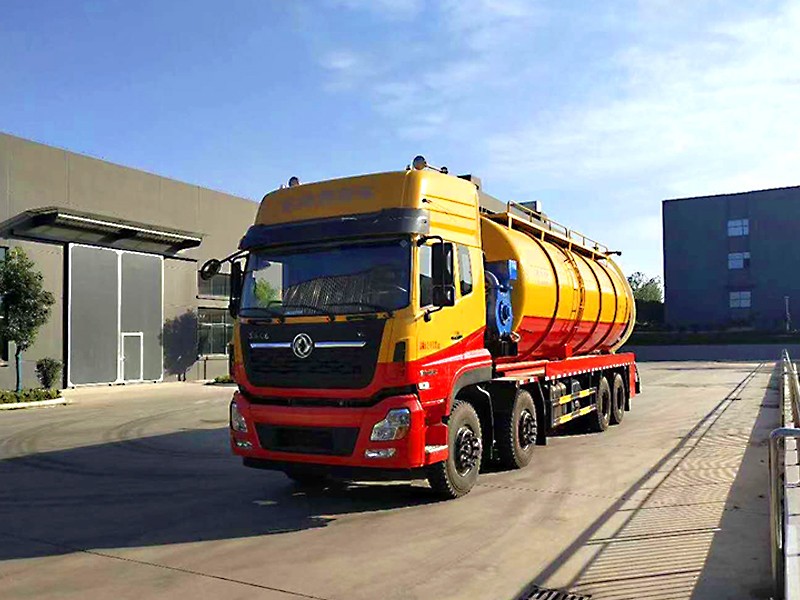 Dongfeng front four rear eight cleaning and sewage suction vehicle