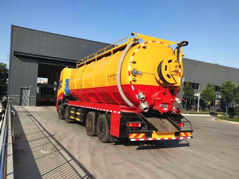 Dongfeng front four rear eight cleaning and sewage suction vehicle