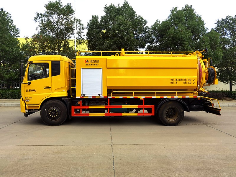 Dongfeng Tianjin Square-shaped Cleaning and Sewage Absorption Vehicle