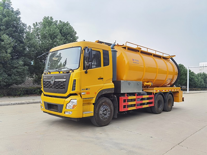 Dongfeng Tianlong rear eight-wheel sewage suction vehicle