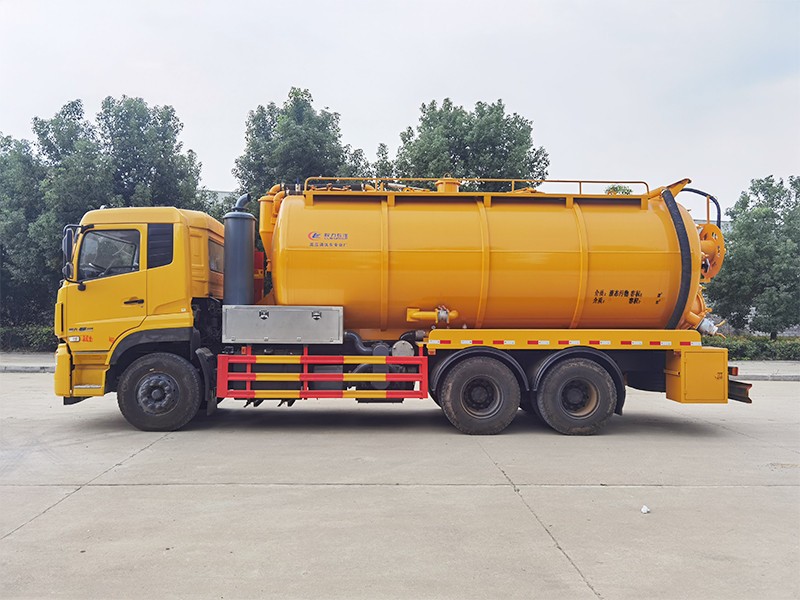 Dongfeng Tianlong rear eight-wheel sewage suction vehicle