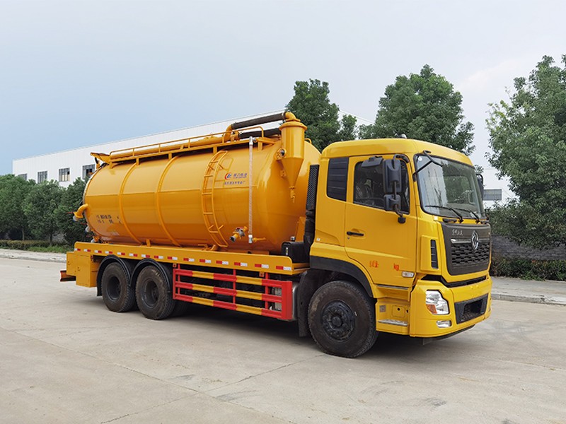 Dongfeng Tianlong rear eight-wheel sewage suction vehicle