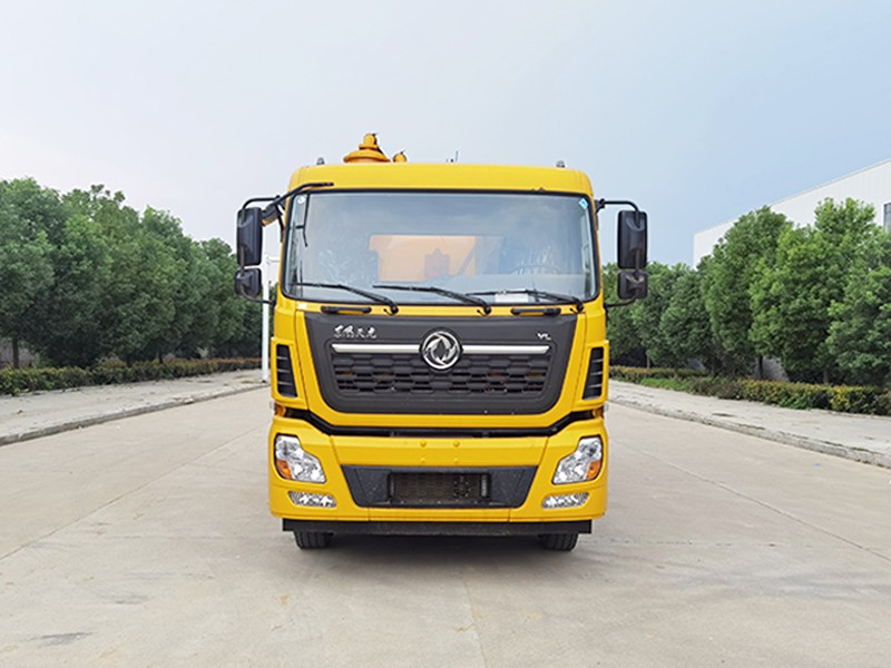 Dongfeng Tianlong rear eight-wheel sewage suction vehicle