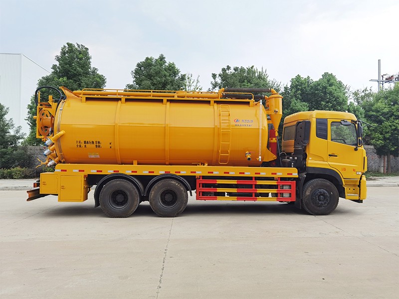 Dongfeng Tianlong rear eight-wheel sewage suction vehicle