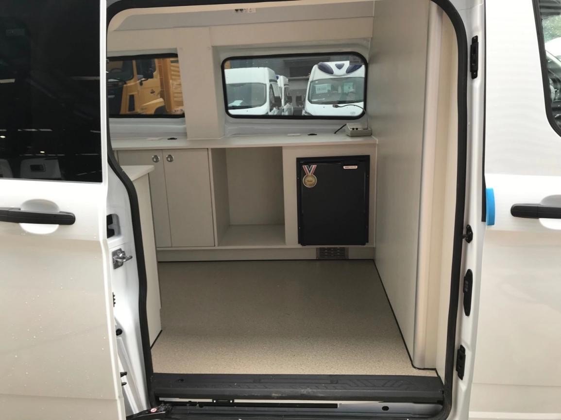 Vaccination vehicle (mobile service vehicle)
