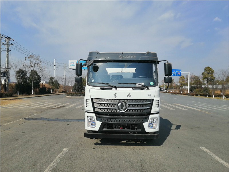 Dongfeng bottom-mounted D17 rear dual-axle 20-cubic-meter water sprinkler truck