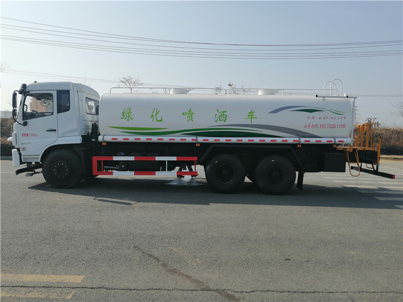 Dongfeng bottom-mounted D17 rear dual-axle 20-cubic-meter water sprinkler truck