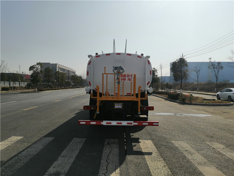 Dongfeng bottom-mounted D17 rear dual-axle 20-cubic-meter water sprinkler truck