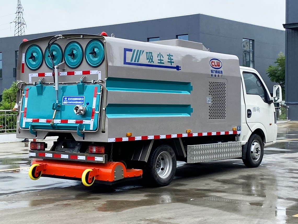 Dongfeng Huashen 3.5 cubic meter all-electric vacuum cleaning vehicle