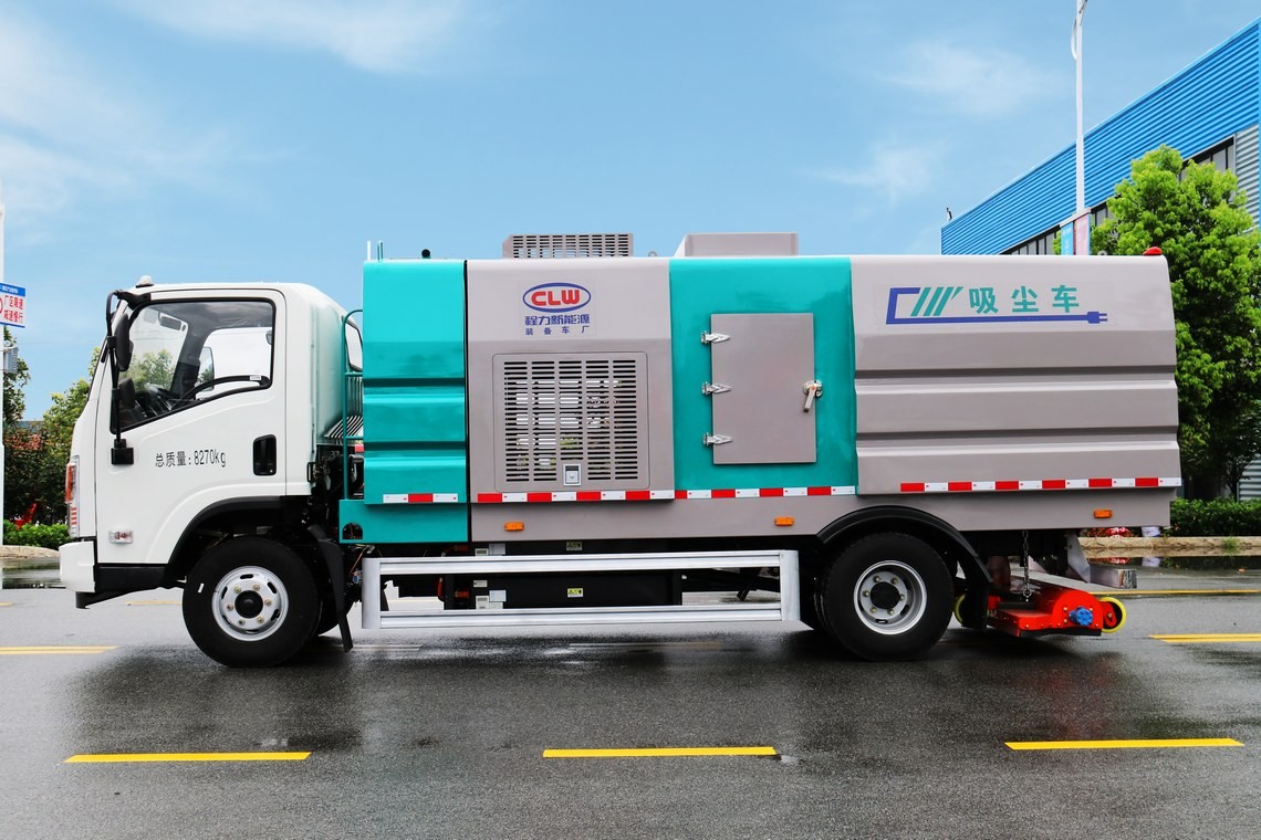 Dongfeng Huashen 5.5 cubic meter all-electric vacuum cleaning vehicle