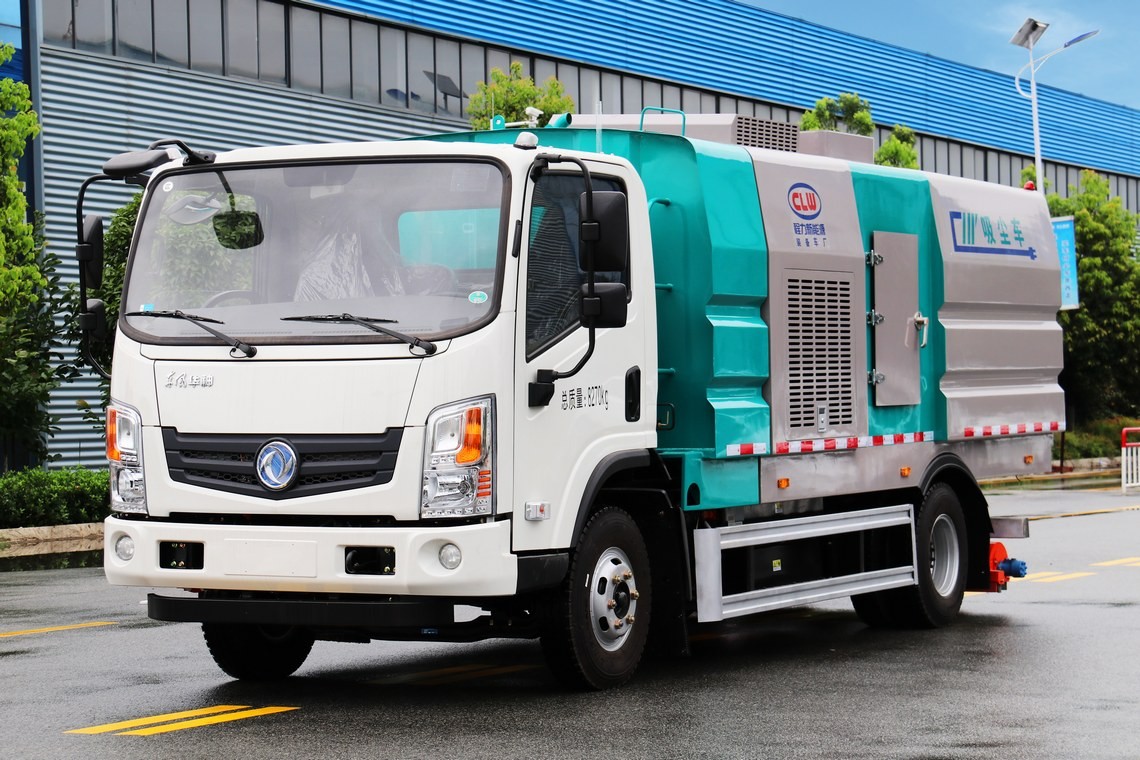 Dongfeng Huashen 5.5 cubic meter all-electric vacuum cleaning vehicle