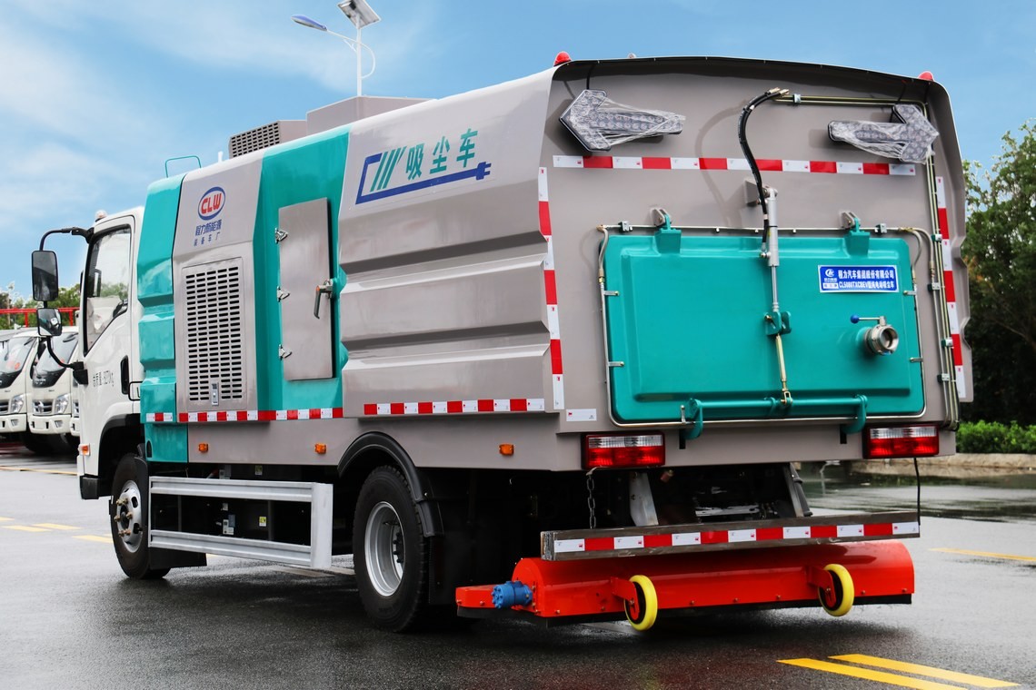 Dongfeng Huashen 5.5 cubic meter all-electric vacuum cleaning vehicle