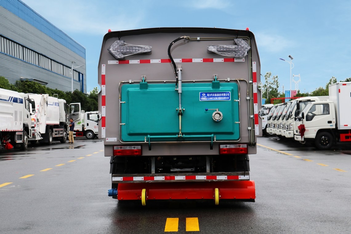 Dongfeng Huashen 5.5 cubic meter all-electric vacuum cleaning vehicle