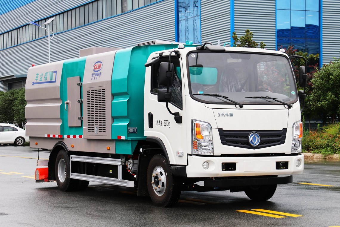 Dongfeng Huashen 5.5 cubic meter all-electric vacuum cleaning vehicle