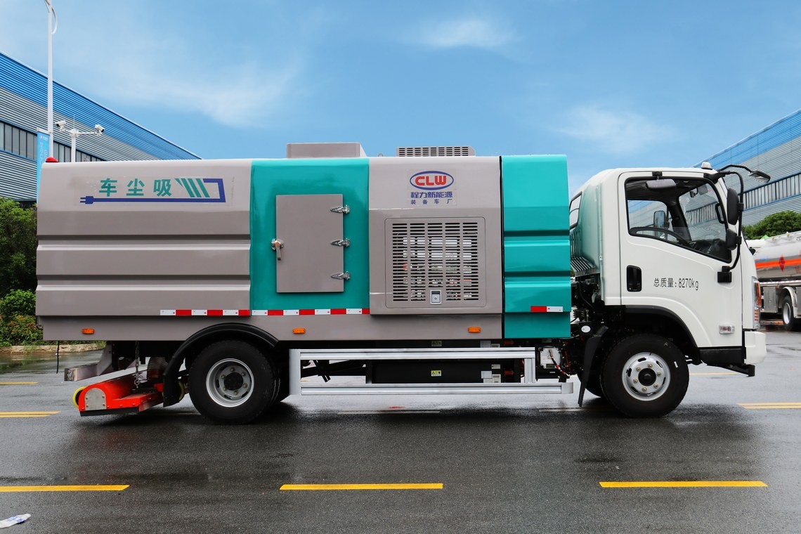 Dongfeng Huashen 5.5 cubic meter all-electric vacuum cleaning vehicle