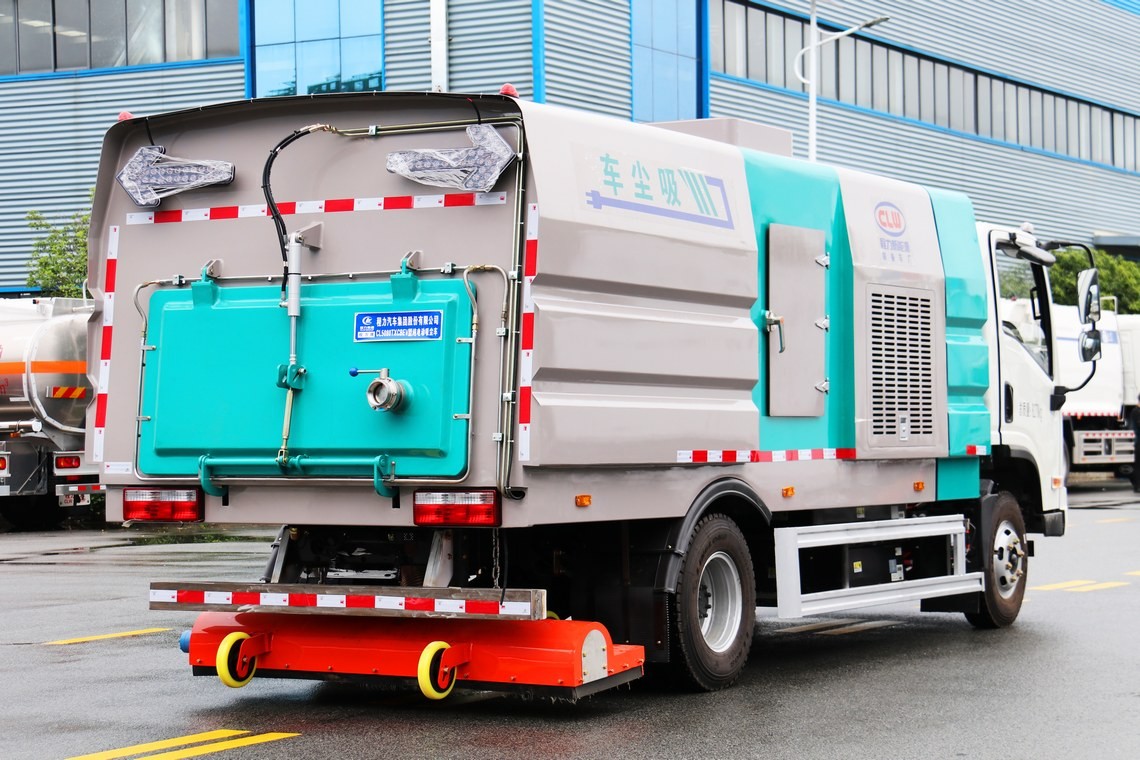 Dongfeng Huashen 5.5 cubic meter all-electric vacuum cleaning vehicle