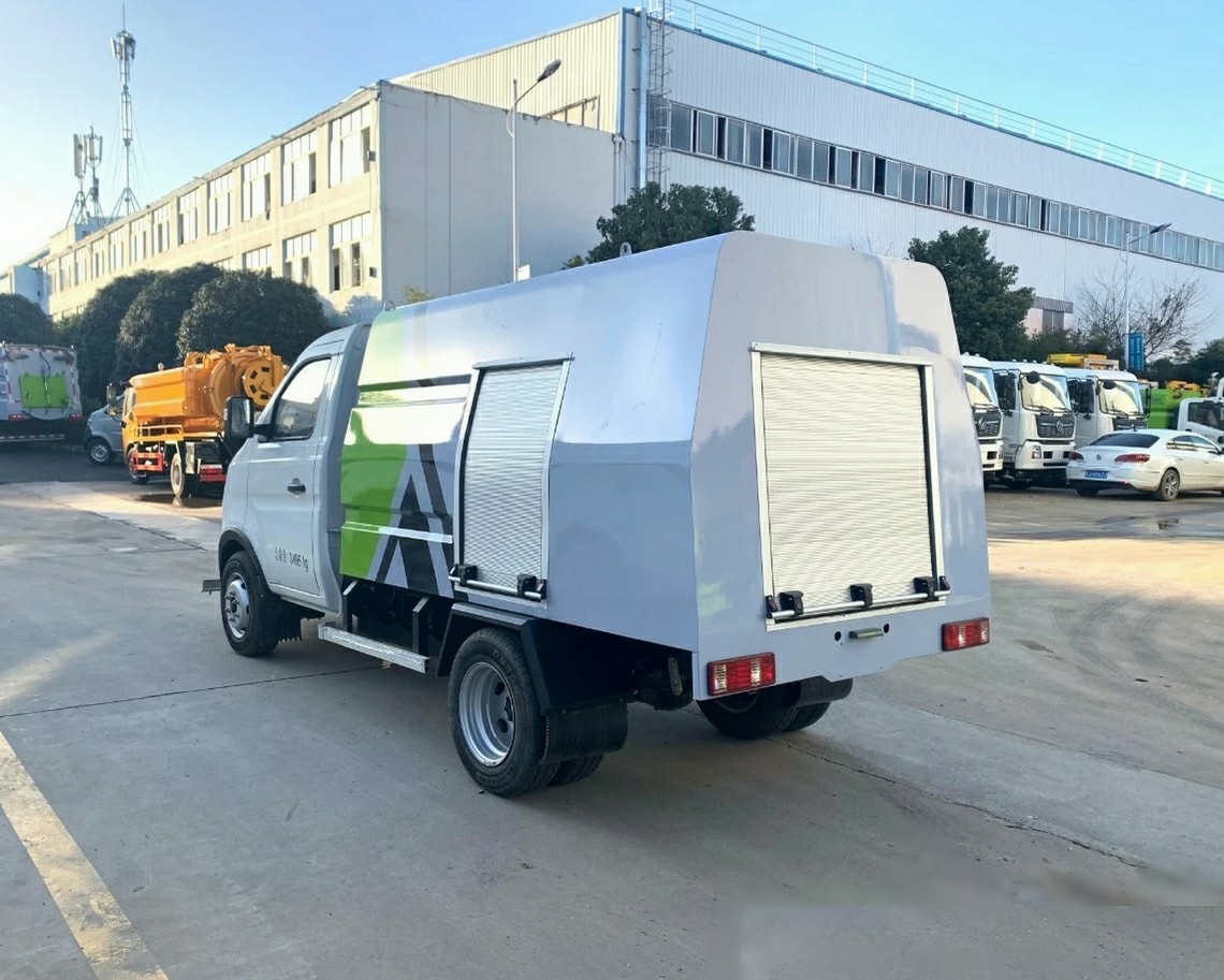 2-ton Dongfeng all-electric road cleaning vehicle