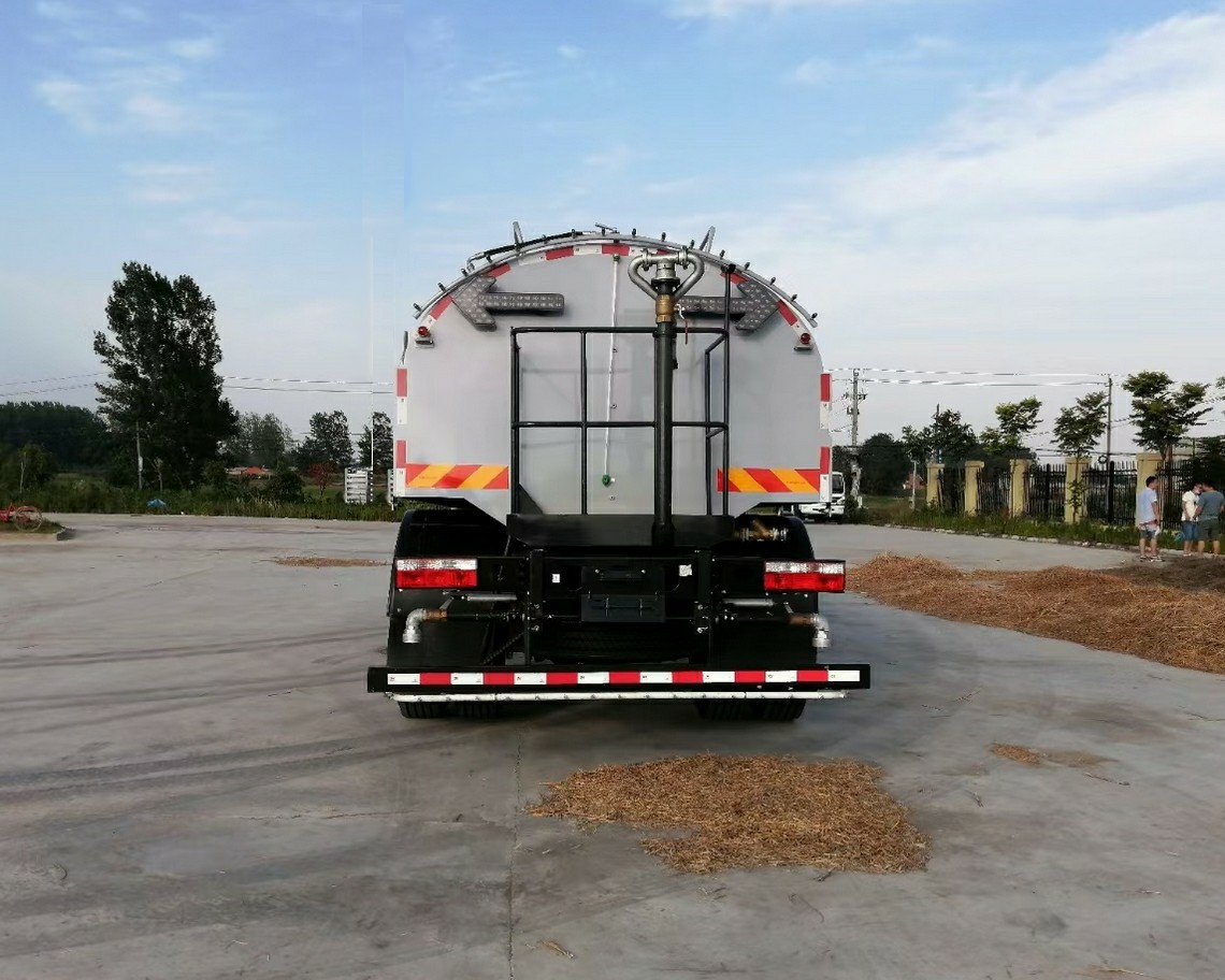 18-ton Dongfeng all-electric road cleaning vehicle